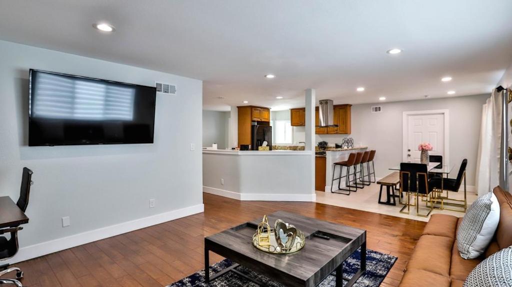 H&H Modern Lux 4Bd 1 King Suite 3 Queen Socal Disney Westminster Luaran gambar